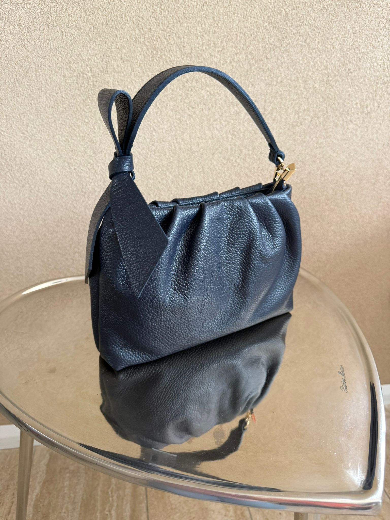 Chique donkerblauwe lederen handtas met strik