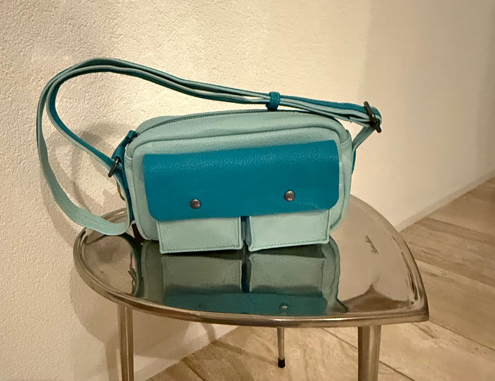 Speelse turquoise handtas