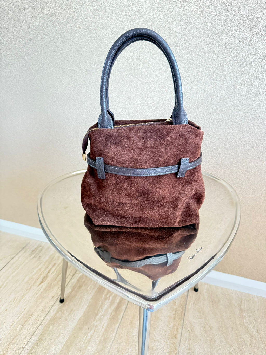 Trendy donkerbruine suède handtas met gesp