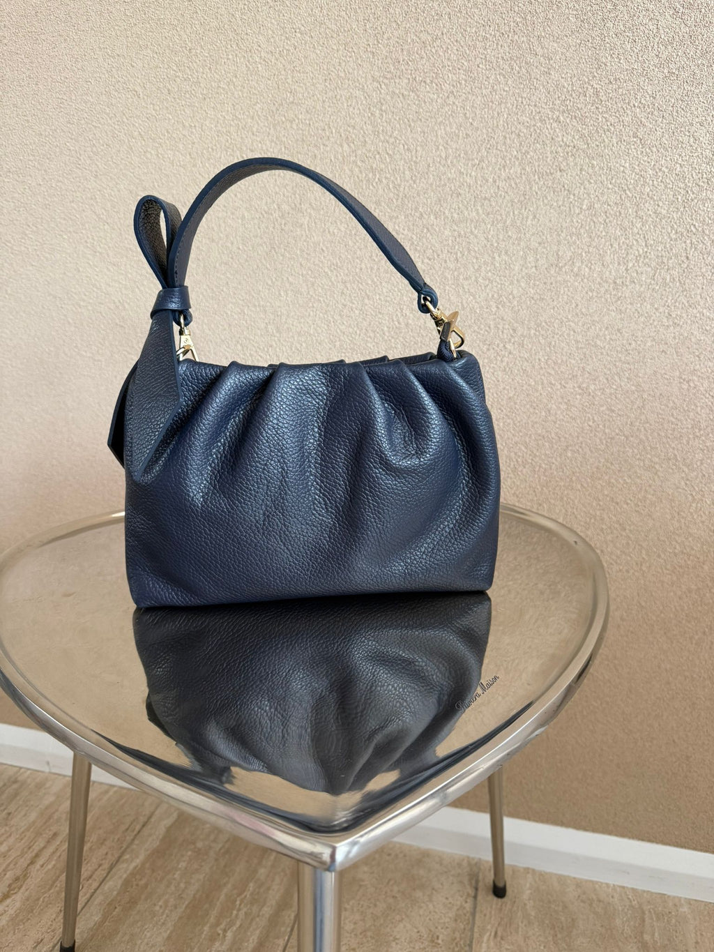 Chique donkerblauwe lederen handtas met strik