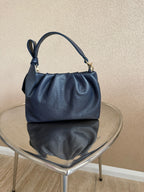 Chique donkerblauwe lederen handtas met strik