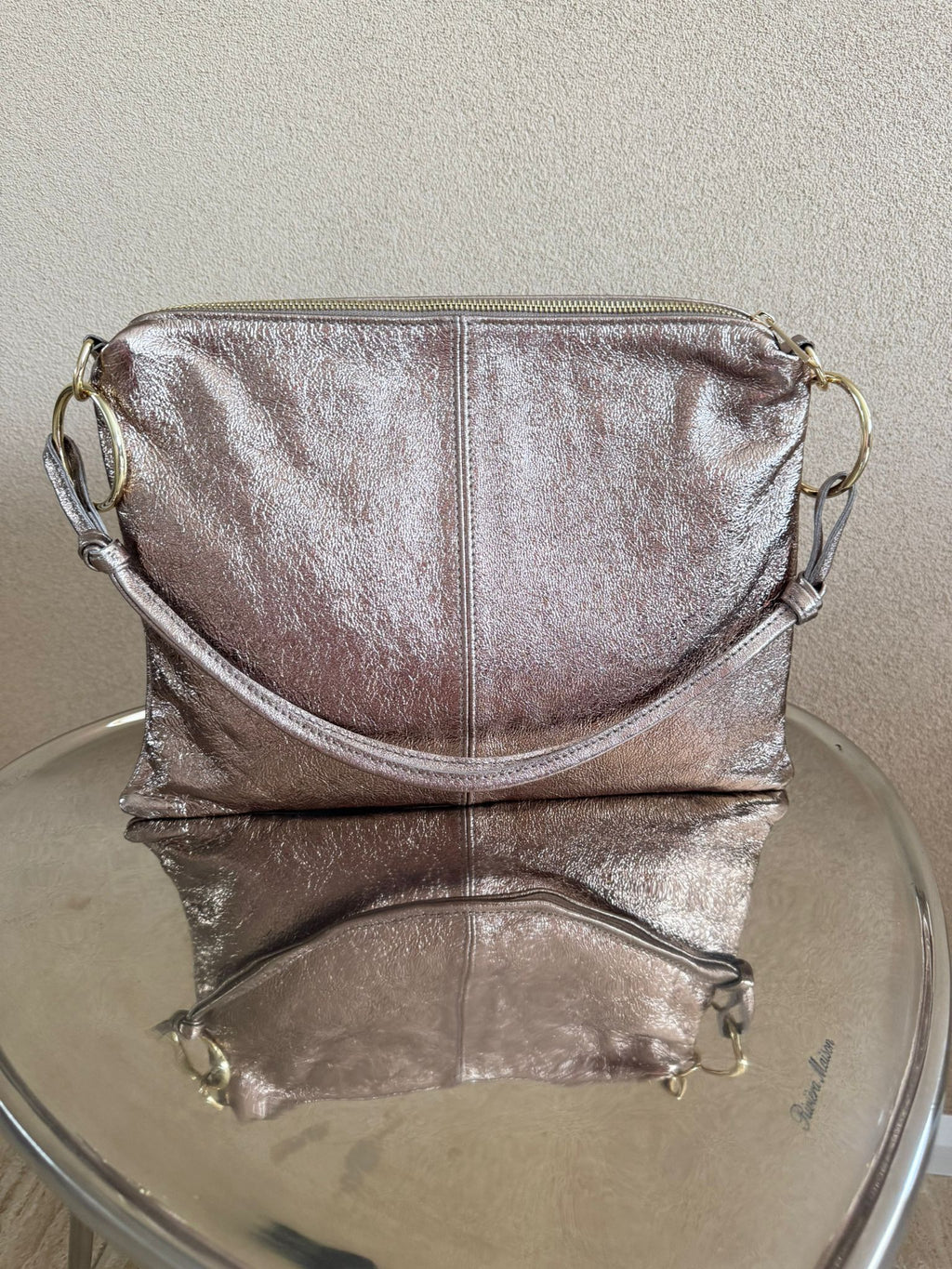 Luxe brons metallic lederen handtas met goudkleurige ringen