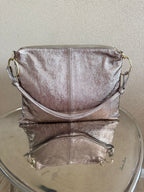 Luxe brons metallic lederen handtas met goudkleurige ringen