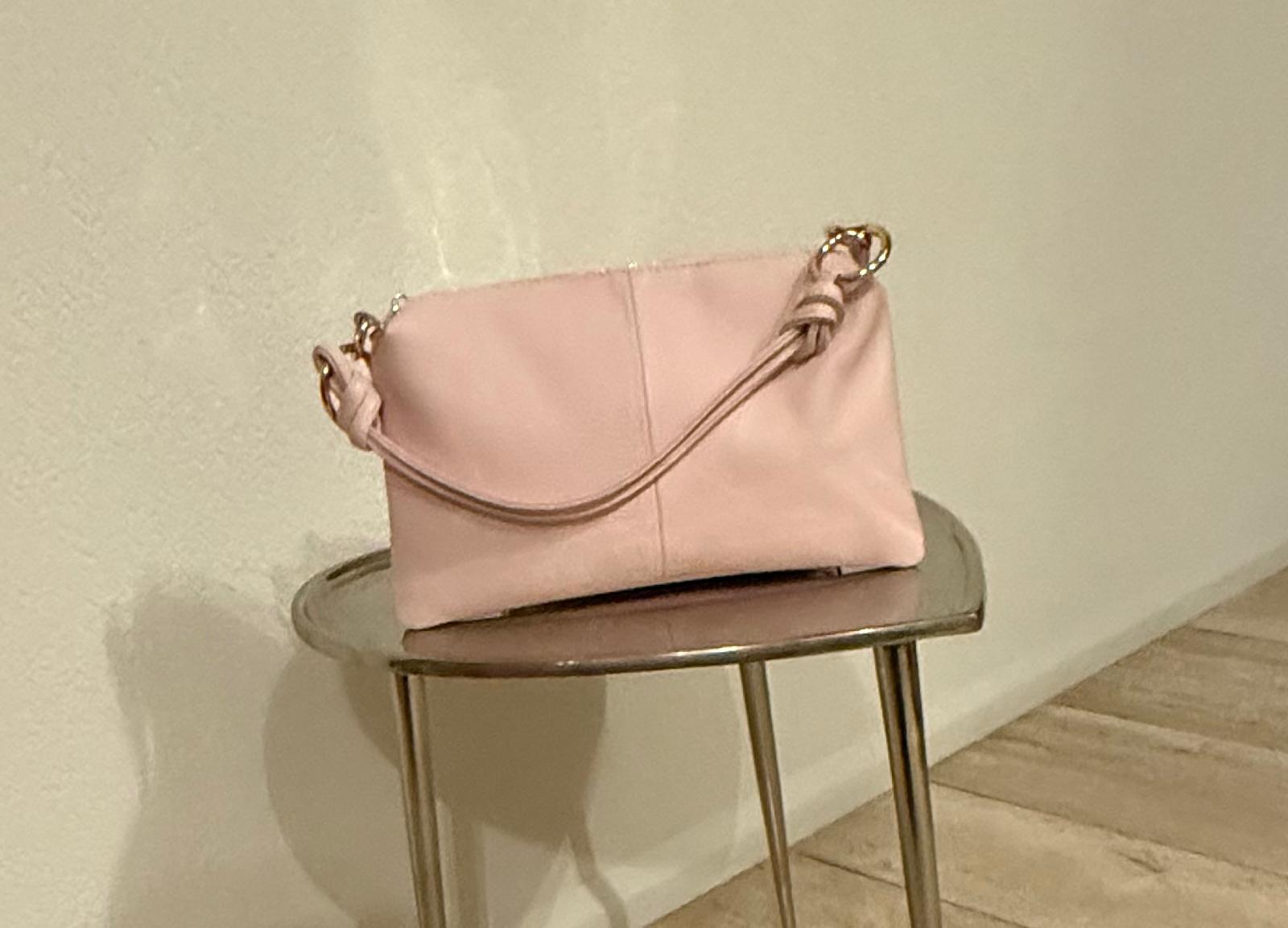 Kleine luxe roze lederen handtas met goudkleurige ringen