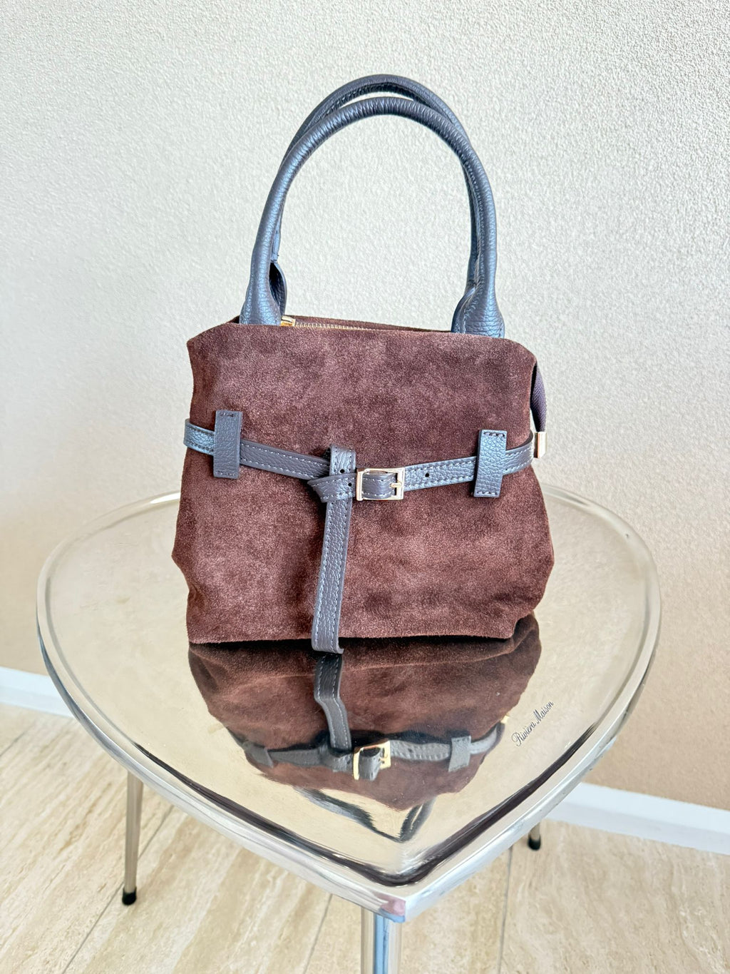 Trendy donkerbruine suède handtas met gesp