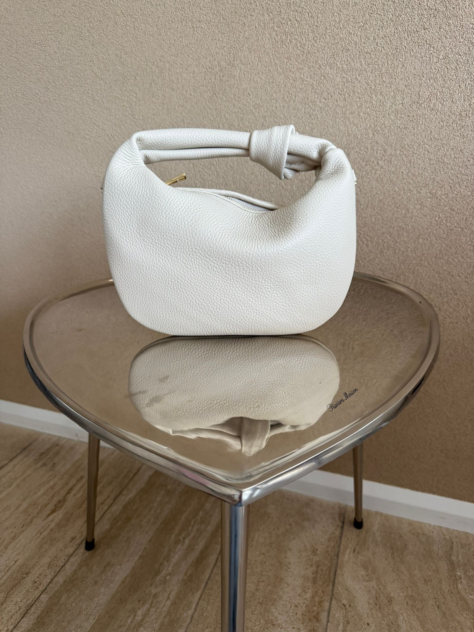 Elegante crème lederen handtas met knoop