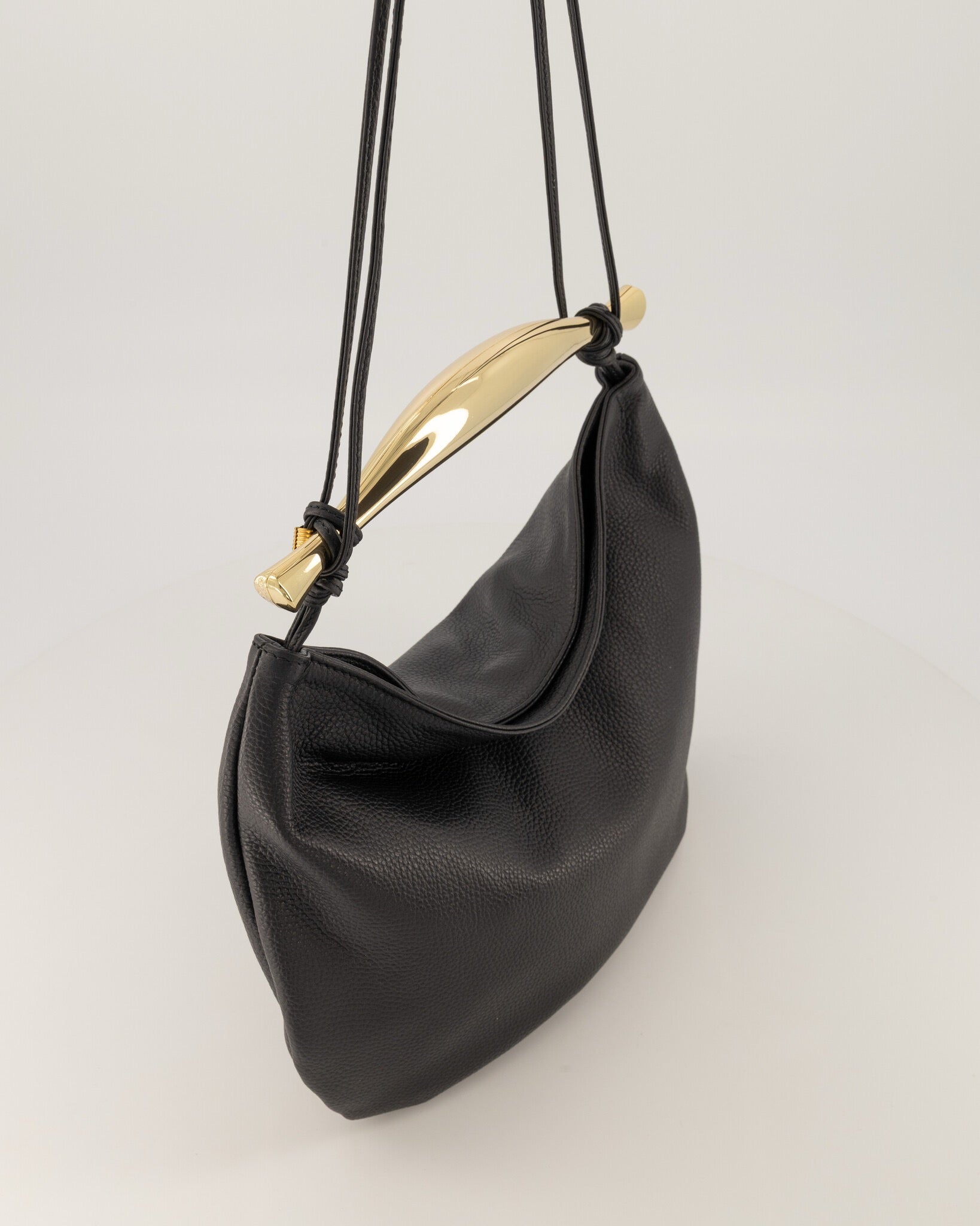 Eigentijdse lederen zwarte handtas met goudkleuring handvat