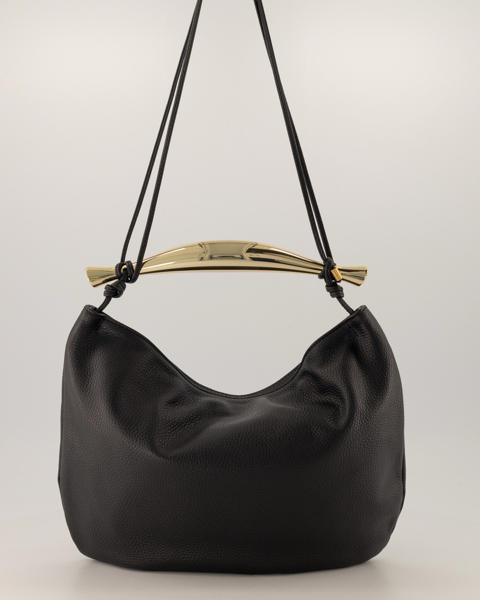 Eigentijdse lederen zwarte handtas met goudkleuring handvat