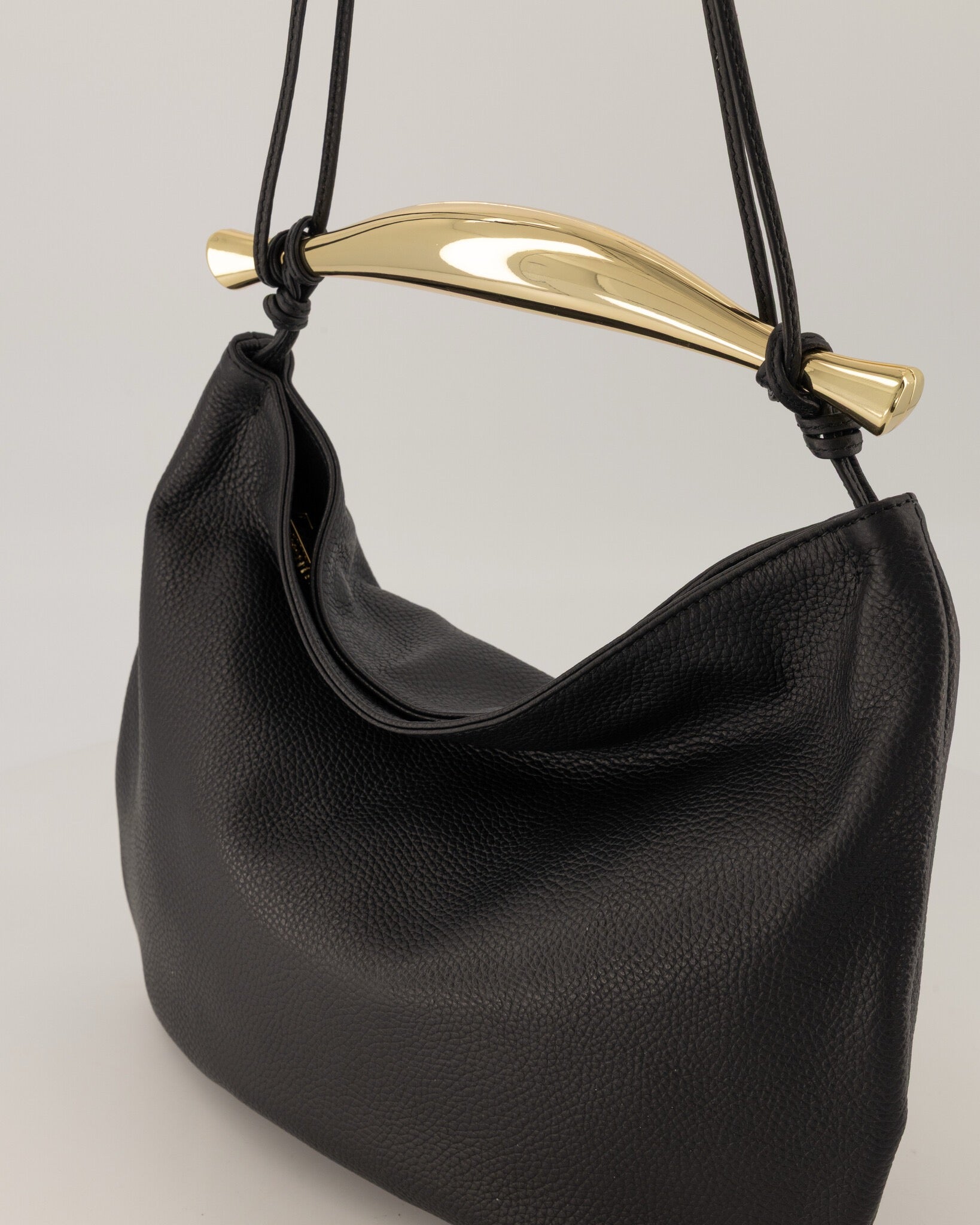 Eigentijdse lederen zwarte handtas met goudkleuring handvat