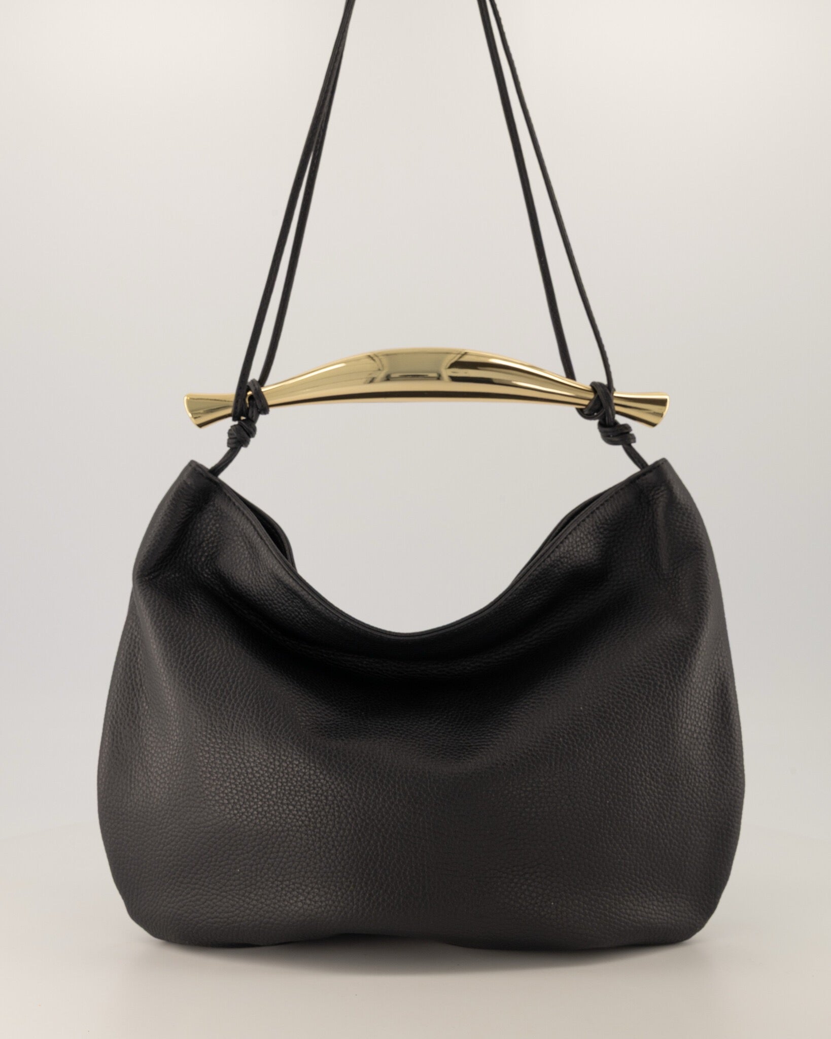 Eigentijdse lederen zwarte handtas met goudkleuring handvat